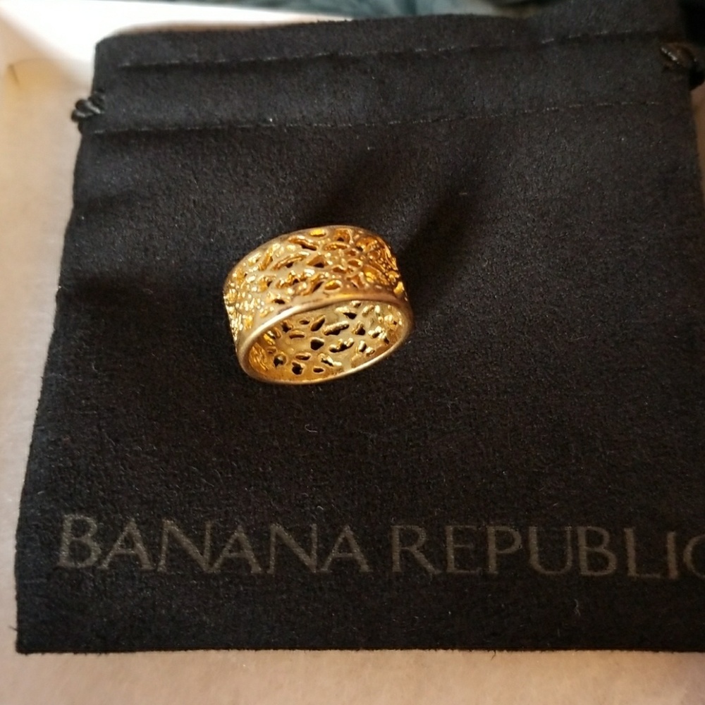 Banana Republic Gold Tone Pierced Band Ring